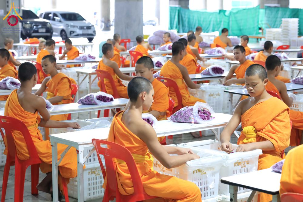 ภาพ No.303227:วันที่ 15-21 มกราคม พ.ศ.2569 ปลิดกลีบดอกเบญจทรัพย์ เพื่อโปรยต้อนรับพระธรรมยาตรา ในโครงการธรรมยาตรา กตัญญูบูชา มหาปูชนียาจารย์ พระมงคลเทพมุนี(สด จนฺทสโร) พระผู้ปราบมาร อนุสรณ์สถาน 7 แห่ง ปีที่ 14 ณ วิหารคด วัดพระธรรมกาย