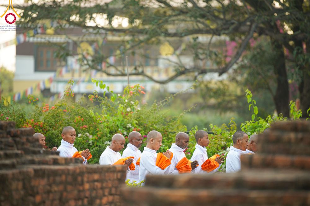 ภาพ No.314061:วันจันทร์ที่ 16 มีนาคม พ.ศ. 2569 พิธีเวียนเทียนประทักษิณ และพิธีบรรพชาสามเณร 500 รูป ณ วิหารมายาเทวี ประเทศเนปาล