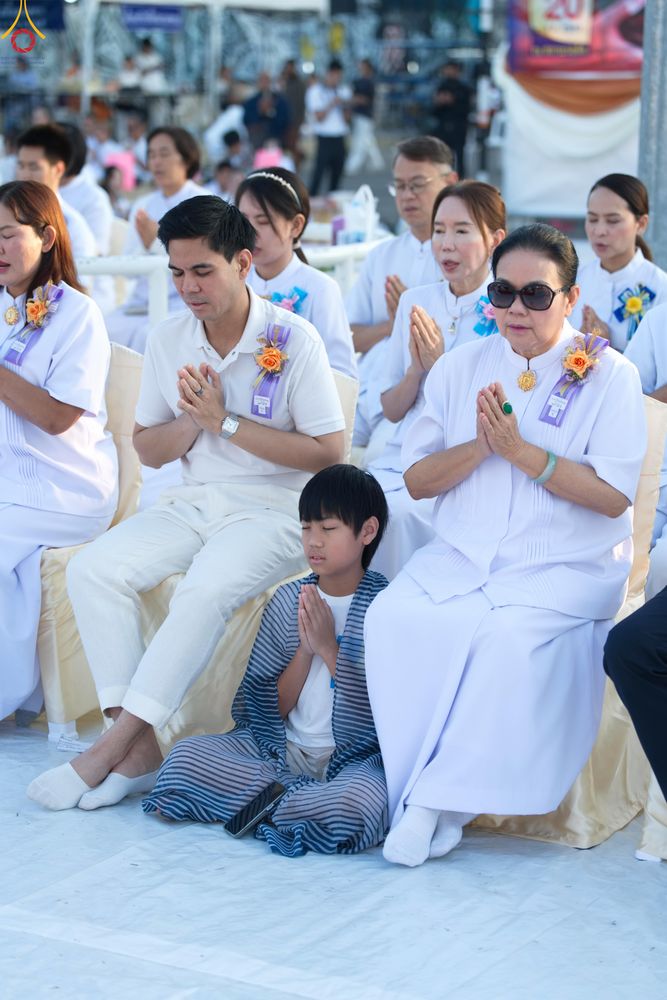 ภาพ No.282621:วันเสาร์ที่ 20 ธันวาคม พ.ศ.2568 พิธีตักบาตรพระ 10,000 รูป (ชุด 2) เนื่องในโอกาส 194 ปี จังหวัดกาญจนบุรี และอุทิศส่วนกุศลให้แด่บรรพชนทั้งหลาย บริเวณถนนสองแคว (Skywalk) เมืองกาญจนบุรี