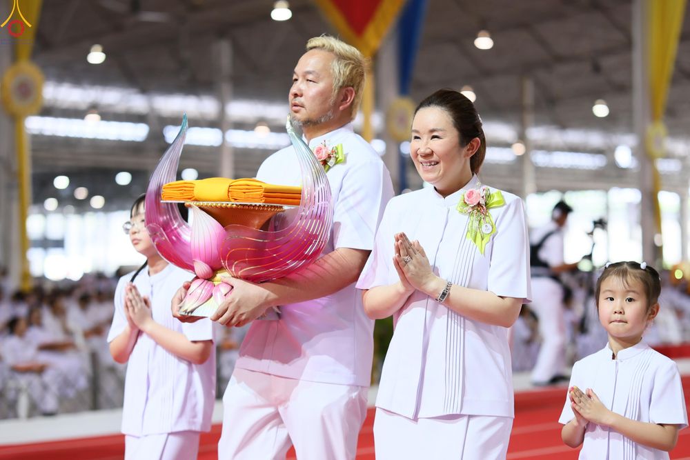 ภาพ No.318473:วันอาทิตย์ต้นเดือนที่ 5 เมษายน พ.ศ.2569 พิธีทอดผ้าป่าสมทบมหาสังฆทาน 40,000 กว่าวัดทั่วประเทศ ณ สภาธรรมกายสากล วัดพระธรรมกาย