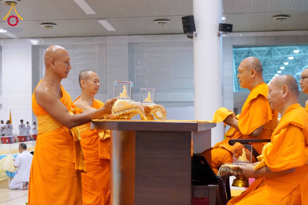 ภาพ No.337974:วันอาทิตย์ต้นเดือน 5 กรกฎาคม พ.ศ.2569 สัมมนาพิเศษ พิธีมอบพระของขวัญ ณ ห้องแก้วสารพัด1 วัดพระธรรมกาย