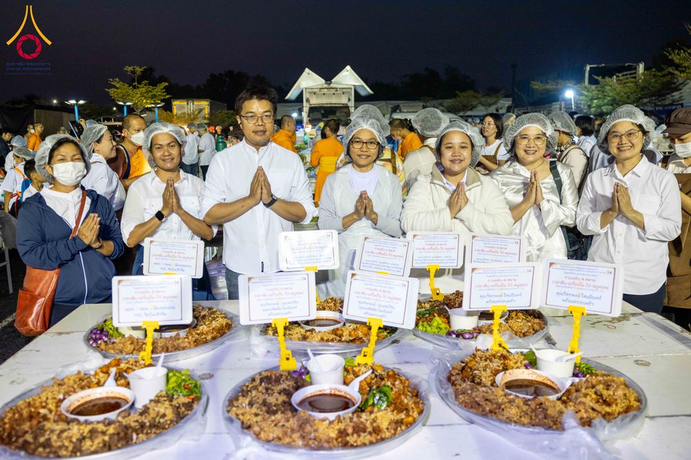 ภาพ No.295465:วันที่ 16 มกราคม พ.ศ. 2569 พิธีถวายภัตตาหารเป็นสังฆทาน แด่พระธรรมยาตรา ณ วัดโบสถ์บน ต.บางคูเวียง จ.นนทบุรี อนุสรณ์สถานลำดับที่ 4 สถานที่เกิดด้วยกายธรรม ในโครงการธรรมยาตรา กตัญญูบูชา มหาปูชนียาจารย์ พระมงคลเทพมุนี(สด จนฺทสโร) พระผู้ปราบมาร อนุสรณ์สถาน 7 แ