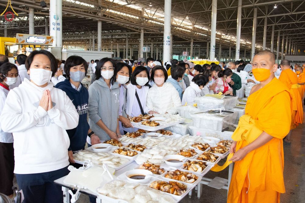 ภาพ No.75015:พิธีถวายภัตตาหารเป็นสังฆทาน แด่คณะพระธรรมยาตราฯ ในโครงการธรรมยาตรากตัญญูบูชา มหาปูชนียาจารย์ พระมงคลเทพมุนี(สด จนฺทสโร) พระผู้ปราบมาร อนุสรณ์สถาน 7 แห่ง ปีที่ 11 วันที่ 30 มกราคม พ.ศ. 2566
