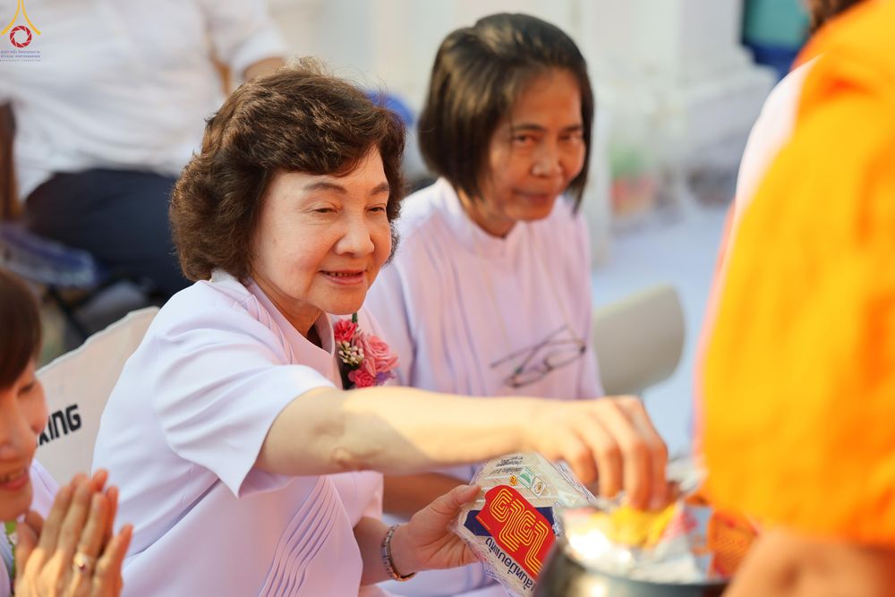 ภาพ No.297725:วันที่ 18 มกราคม พ.ศ. 2569 พิธีตักบาตรพระธรรมยาตรา ณ วัดโบสถ์บน ต.บางคูเวียง จ.นนทบุรี อนุสรณ์สถานลำดับที่ 4 สถานที่เกิดด้วยกายธรรม ในโครงการธรรมยาตรา กตัญญูบูชา มหาปูชนียาจารย์ พระมงคลเทพมุนี(สด จนฺทสโร) พระผู้ปราบมาร อนุสรณ์สถาน 7 แห่ง ปีที่ 14