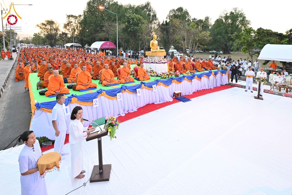 ภาพ No.281500:วันอาทิตย์ที่ 28 ธันวาคม พ.ศ.2568 ตักบาตรพระ 1000 รูป ปีที่ 1 ทำบุญเมืองสตูลส่งท้ายปี ณ หน้าโรงเรียนสตูลวิทยา จ.สตูล