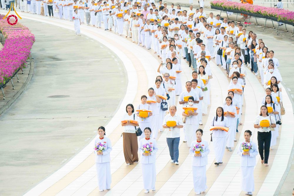 ภาพ No.319364:วันเสาร์ที่ 4 เมษายน พ.ศ.2569 พิธีขอขมา มอบผ้าไตร และถวายบาตรแด่นาคธรรมทายาท ในโครงการบรรพชาสามเณรฟื้นฟูพระพุทธศาสนาทั่วไทย โครงการหน่อแก้วเปรียญธรรม รุ่นที่ 14 โครงการสามเณรยุวธรรมทายาท รุ่นที่ 34 โครงการสามเณรมัชฌิมธรรมทายาท รุ่นที่ 30 ณ สภาธรรมกายสากล