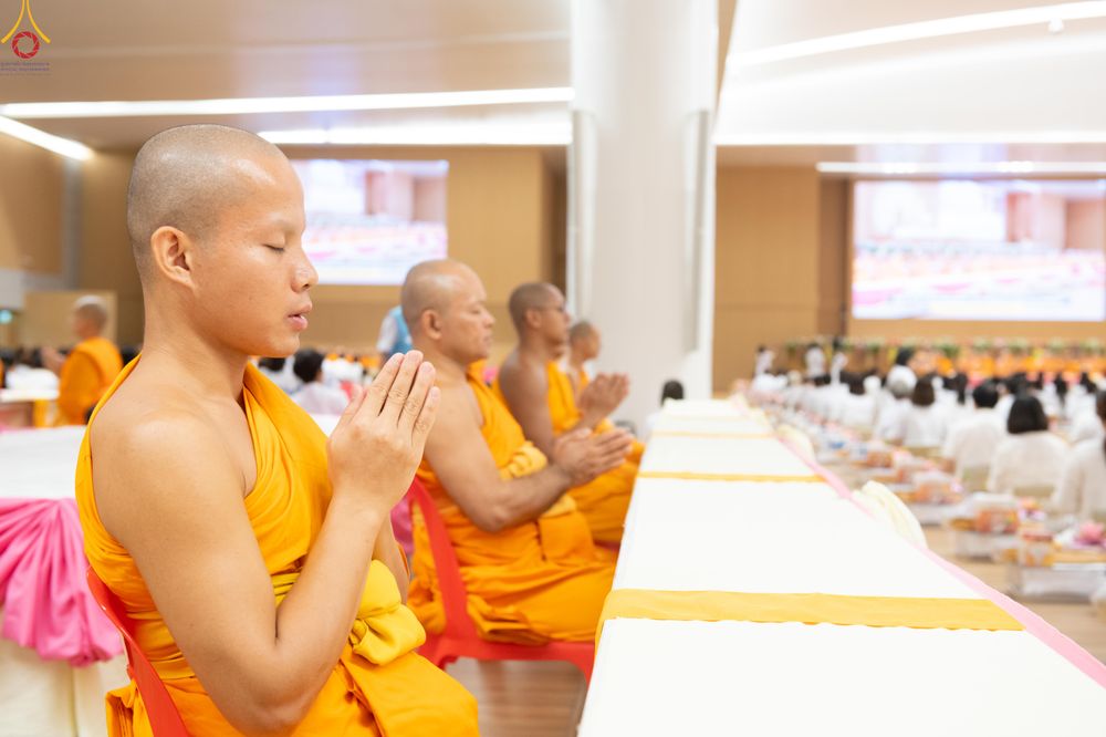 ภาพ No.341813:วันพุธที่ 29 กรกฎาคม พ.ศ. 2569 พิธีถวายผ้าอาบน้ำฝน เทียนพรรษาและประทีปโคมไฟ ณ ห้องแก้วสารพัดนึก 2 สภาธรรมกายสากล วัดพระธรรมกาย