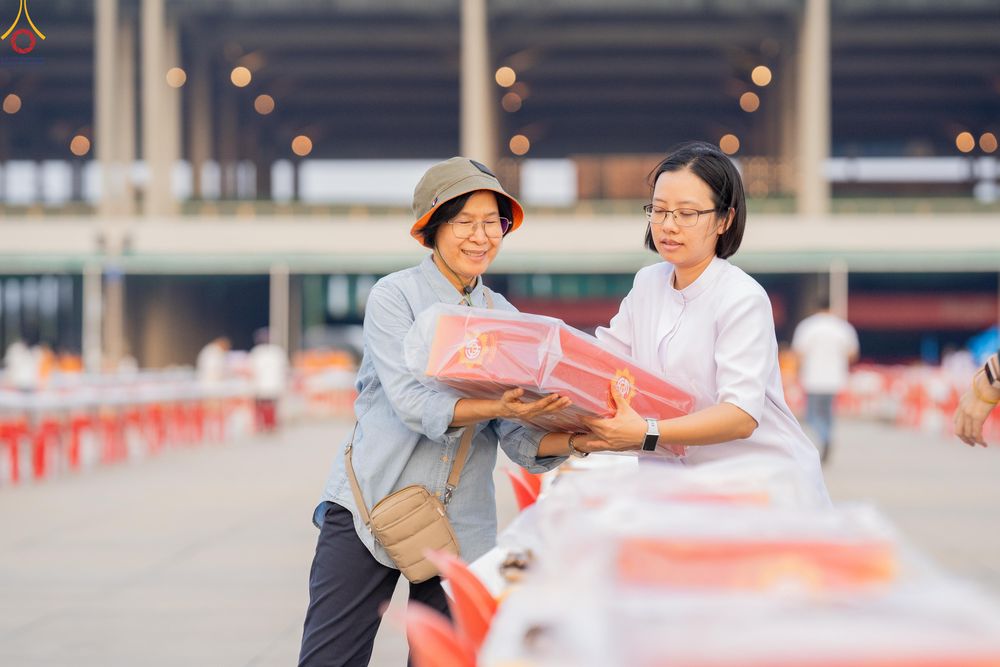 ภาพ No.322559:วันที่ 17 เมษายน พ.ศ.2569 การเรียงกล่องไทยธรรม เรียงน้ำดื่ม เรียงร่ม ณ ลานธรรมพระมหาธรรมกายเจดีย์ เพื่องานถวายมหาสังฆทาน 40,000 กว่าวัดทั่วประเทศ วันคุ้มครองโลก 22 เมษายน พ.ศ.2569 วัดพระธรรมกาย