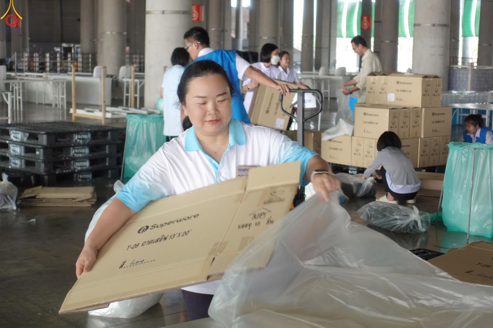 ภาพ No.321954:วันที่ 11-12 เมษายน พ.ศ.2569 การเตรียมงาน มัดถุงน้ำ , ผูกผ้าระบาย , เตรียมจุดฉันภัตตาหาร เพื่องานถวายมหาสังฆทาน 40,000 กว่าวัดทั่วประเทศ วันคุ้มครองโลก 22 เมษายน พ.ศ.2569 วัดพระธรรมกาย