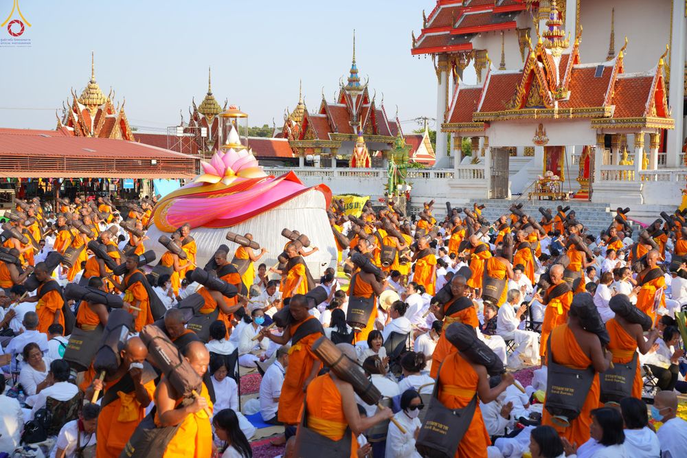 ภาพ No.295386:วันที่ 16 มกราคม พ.ศ. 2569 พิธีต้อนรับพระธรรมยาตรา อนุสรณ์สถานลำดับที่ 4 (ภาพชุดที่ 2) สถานที่เกิดด้วยกายธรรม ณ วัดโบสถ์บน ต.บางคูเวียง จ.นนทบุรี ในโครงการธรรมยาตรา กตัญญูบูชา มหาปูชนียาจารย์ พระมงคลเทพมุนี(สด จนฺทสโร) พระผู้ปราบมาร อนุสรณ์สถาน 7 แห่ง ปี
