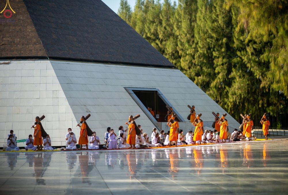 ภาพ No.70824:พิธีต้อนรับพระธรรมยาตรา ในโครงการธรรมยาตรากตัญญูบูชา มหาปูชนียาจารย์ พระมงคลเทพมุนี(สด จนฺทสโร) พระผู้ปราบมาร อนุสรณ์สถาน 7 แห่ง ปีที่ 11 วันที่ 14 มกราคม พ.ศ. 2566 ณ อนุสรณ์สถานลำดับที่ 3 สถานที่เกิดในเพศสมณะ วัดสองพี่น้อง อ.สองพี่น้อง จ.สุพรรณบุรี