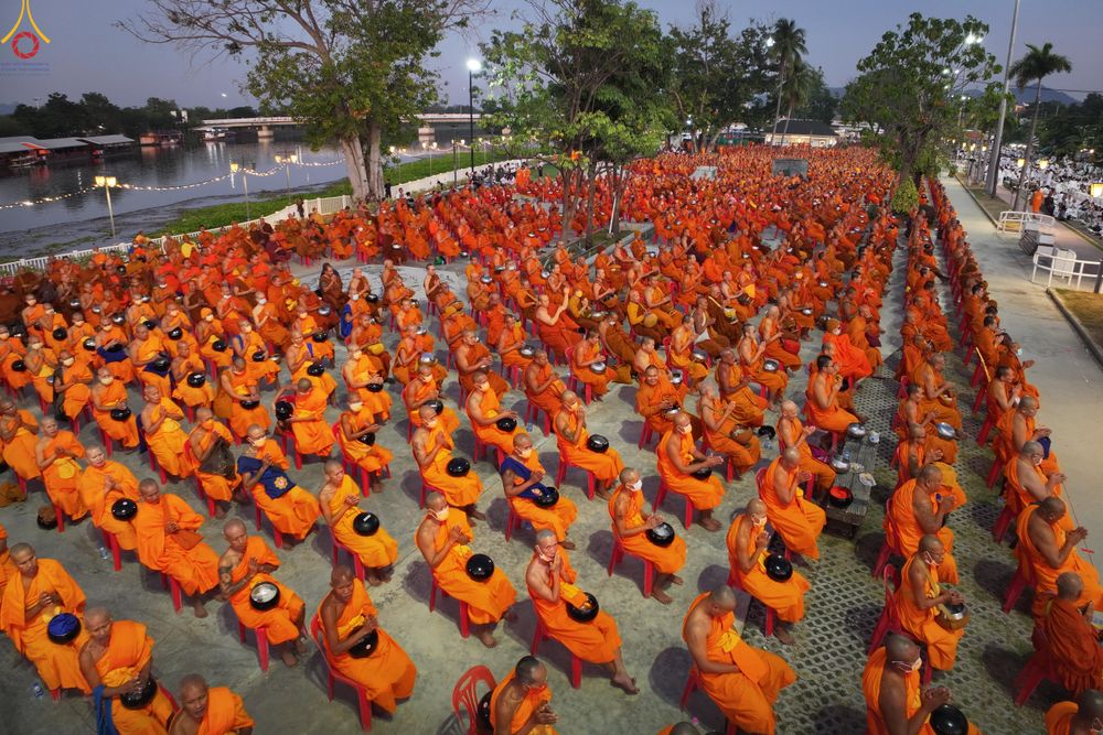 ภาพ No.284142:วันเสาร์ที่ 20 ธันวาคม พ.ศ.2568  พิธีตักบาตรพระ 10,000 รูป เนื่องในโอกาส 194 ปี จังหวัดกาญจนบุรี และอุทิศส่วนกุศลให้แด่บรรพชนทั้งหลาย บริเวณถนนสองแคว (Skywalk) เมืองกาญจนบุรี