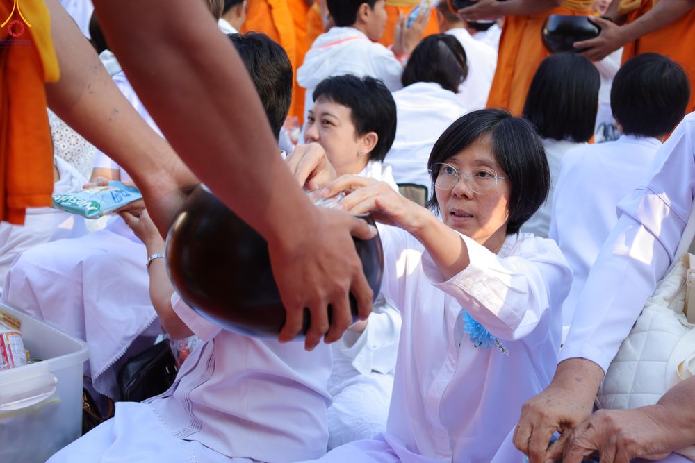 ภาพ No.289413:วันที่ 7 มกราคม พ.ศ. 2569 พิธีตักบาตรพระธรรมยาตรา ณ อนุสรณ์สถานลำดับที่ 1 สถานที่เกิดด้วยรูปกายเนื้อ อนุสรณ์สถานมหาวิหารพระมงคลเทพมุนี (โลตัสแลนด์) อ.สองพี่น้อง จ.สุพรรณบุรี ในโครงการธรรมยาตรา กตัญญูบูชา มหาปูชนียาจารย์ พระมงคลเทพมุนี(สด จนฺทสโร) พระผู้ป