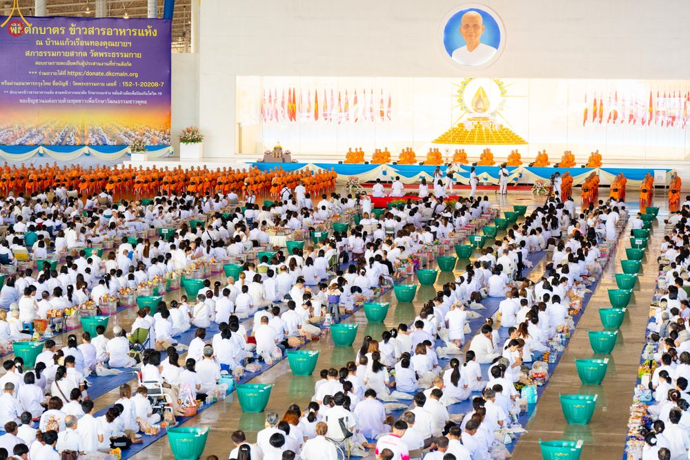 ภาพ No.327903:วันที่ 3 พฤษภาคม พ.ศ.2569 พิธีตักบาตร ข้าวสารอาหารแห้ง ณ บ้านแก้วเรือนทองคุณยายอาจารย์ฯ วัดพระธรรมกาย