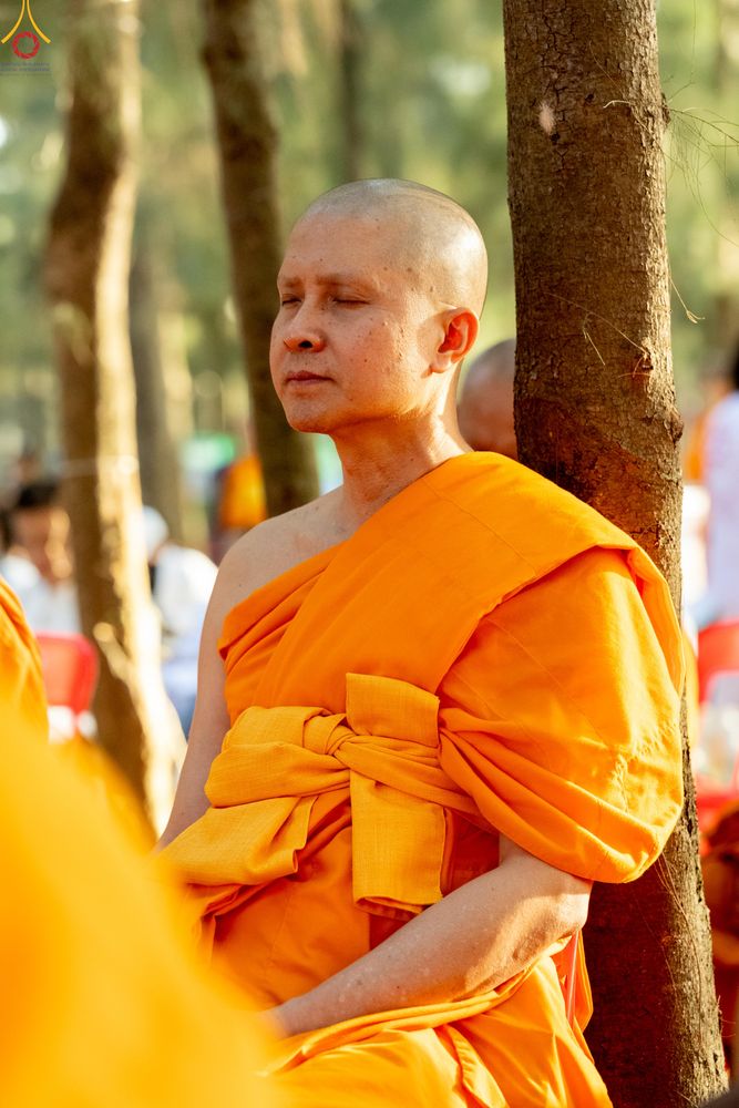 ภาพ No.290022:วันที่ 6 มกราคม พ.ศ. 2569 พิธีจุดประทีปถวายเป็นพุทธบูชา และบูชาธรรมมหาปูชนียาจารย์ (ภาพชุดที่ 2) ณ อนุสรณ์สถานมหาวิหารพระมงคลเทพมุนี (โลตัสแลนด์) อ.สองพี่น้อง จ.สุพรรณบุรี ในโครงการธรรมยาตรา กตัญญูบูชา มหาปูชนียาจารย์ พระมงคลเทพมุนี(สด จนฺทสโร) พระผู้ปรา