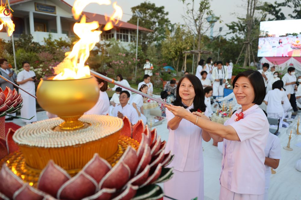 ภาพ No.294036:วันที่ 13 มกราคม พ.ศ. 2569 พิธีจุดประทีปถวายเป็นพุทธบูชา และบูชาธรรมมหาปูชนียาจารย์  (ภาพชุดที่ 2) ณ วัดสองพี่น้อง ต.ต้นตาล อ.สองพี่น้อง จ.สุพรรณบุรี ในโครงการธรรมยาตรา กตัญญูบูชา มหาปูชนียาจารย์ พระมงคลเทพมุนี(สด จนฺทสโร) พระผู้ปราบมาร อนุสรณ์สถาน 7 แห่