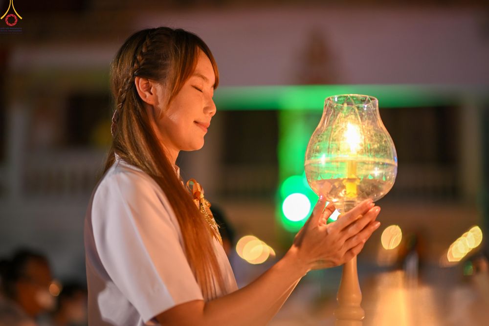 ภาพ No.297204:วันที่ 17 มกราคม พ.ศ. 2569 พิธีจุดประทีปถวายเป็นพุทธบูชา และบูชาธรรมมหาปูชนียาจารย์ (ภาพชุดที่ 2) ณ วัดโบสถ์บน ต.บางคูเวียง จ.นนทบุรี อนุสรณ์สถานลำดับที่ 4 สถานที่เกิดด้วยกายธรรม ในโครงการธรรมยาตรา กตัญญูบูชา มหาปูชนียาจารย์ พระมงคลเทพมุนี(สด จนฺทสโร) พร