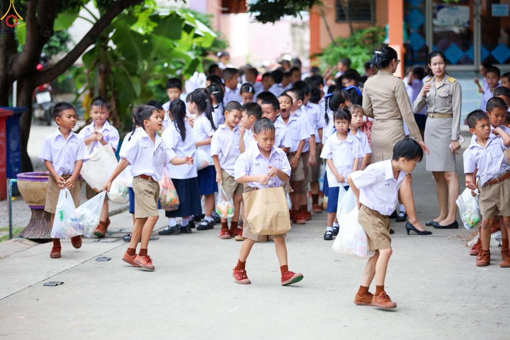 ภาพ No.333626:วันพฤหัสบดี ที่ 11 มิถุนายน พ.ศ.2569 โครงการตักบาตรปลื้มใจ" เนื่องในวันไหว้ครู  ณ โรงเรียนธนสิทธิ์อนุสรณ์ อ.บางพลี จ.สมุทรปราการ