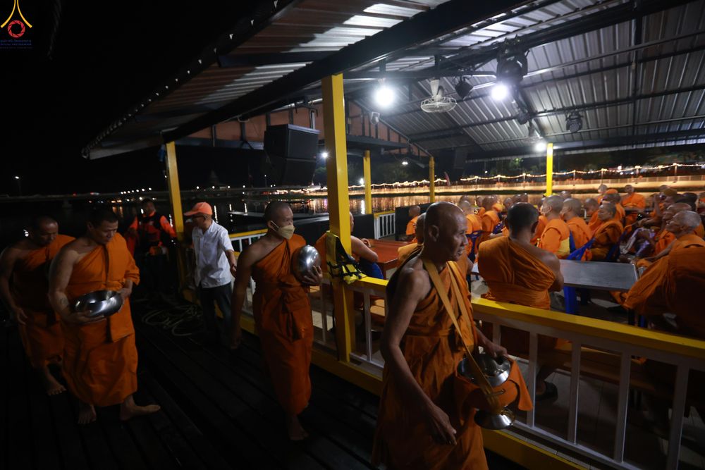 ภาพ No.284117:วันเสาร์ที่ 20 ธันวาคม พ.ศ.2568  พิธีตักบาตรพระ 10,000 รูป เนื่องในโอกาส 194 ปี จังหวัดกาญจนบุรี และอุทิศส่วนกุศลให้แด่บรรพชนทั้งหลาย บริเวณถนนสองแคว (Skywalk) เมืองกาญจนบุรี