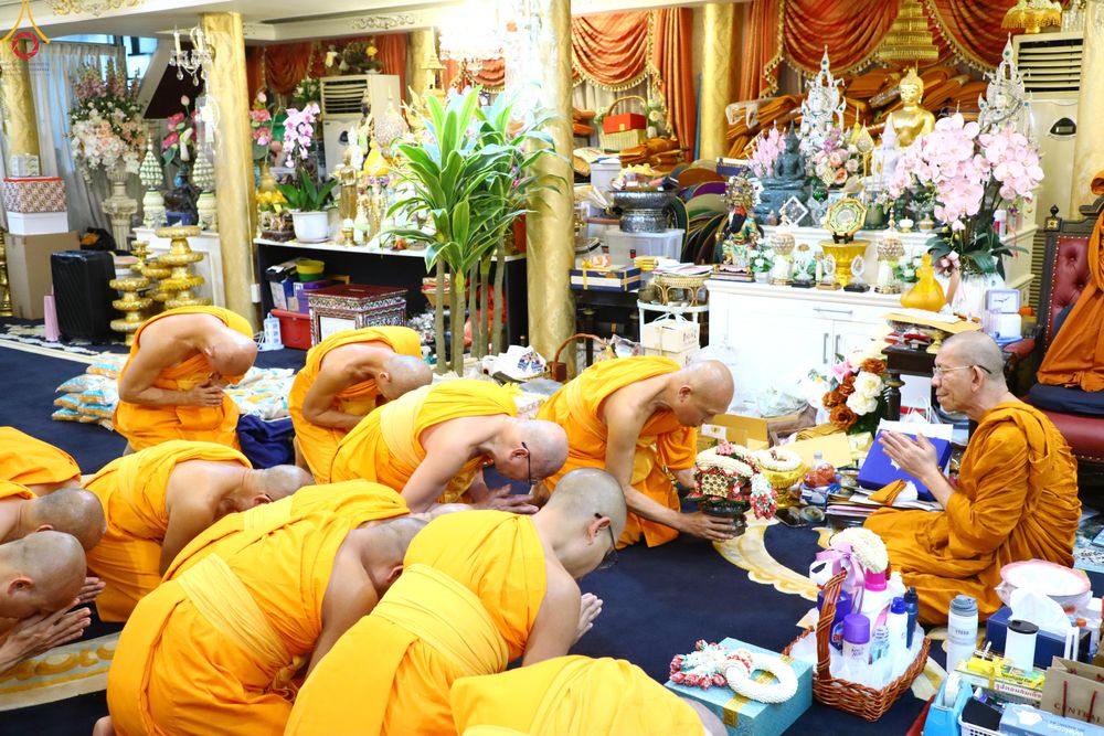 ภาพ No.286227:วันที่ 12 กรกฎาคม พศ.2568 (แรม 2 ค่ำ เดือน 8) พระภิกษุวัดพระธรรมกาย ทำวัตรพระผู้ใหญ่ เนื่องในวันเข้าพรรษา