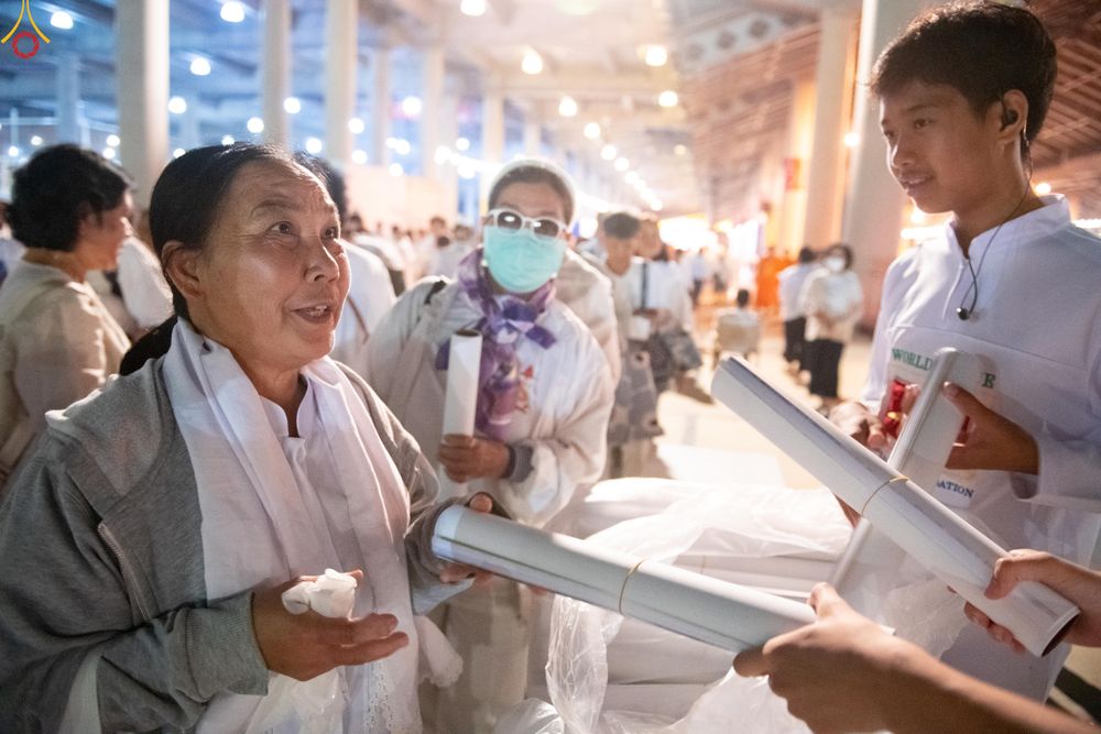 ภาพ No.280416:วันที่ 31 ธันวาคม พ.ศ.2568 -วันที่ 1 มกราคม พ.ศ.2569 พิธีฉลองชัยสวดมนต์บทธัมมจักกับปปวัตนสูตร ครบ 8,000,000,000 จบ , พิธีสวดมนต์ข้ามปี ณ วัดพระธรรมกาย