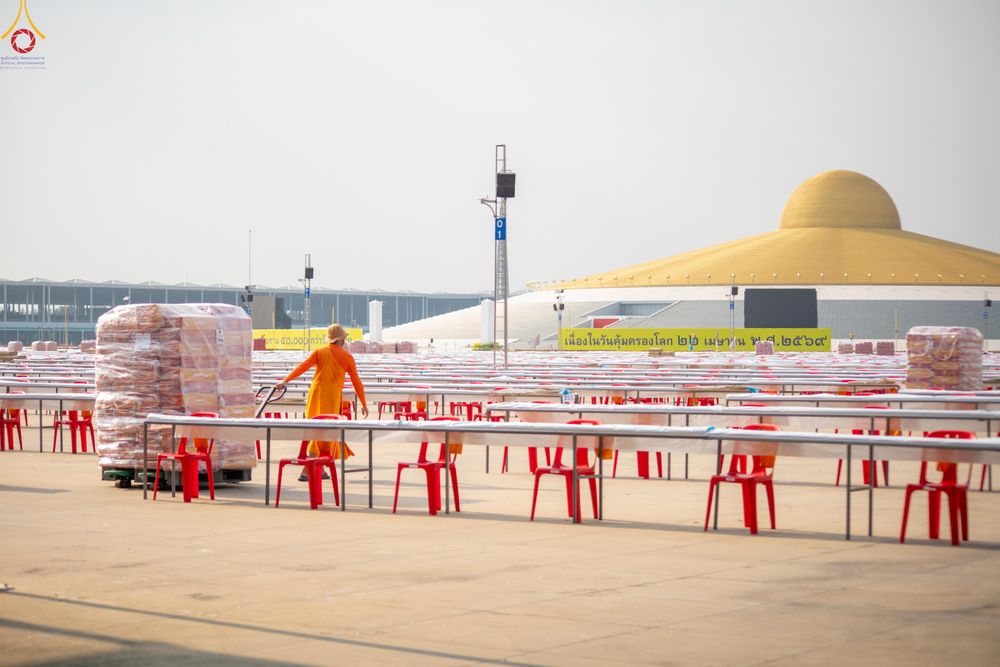 ภาพ No.322535:วันที่ 17 เมษายน พ.ศ.2569 การเรียงกล่องไทยธรรม เรียงน้ำดื่ม เรียงร่ม ณ ลานธรรมพระมหาธรรมกายเจดีย์ เพื่องานถวายมหาสังฆทาน 40,000 กว่าวัดทั่วประเทศ วันคุ้มครองโลก 22 เมษายน พ.ศ.2569 วัดพระธรรมกาย