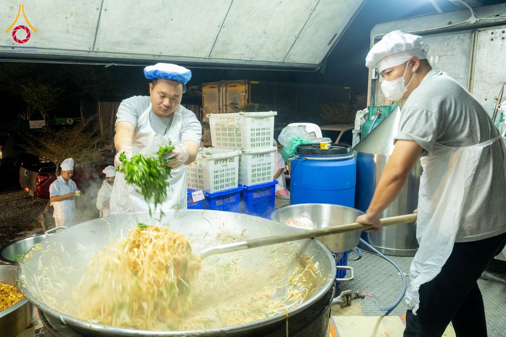 ภาพ No.295443:วันที่ 16 มกราคม พ.ศ. 2569 พิธีถวายภัตตาหารเป็นสังฆทาน แด่พระธรรมยาตรา ณ วัดโบสถ์บน ต.บางคูเวียง จ.นนทบุรี อนุสรณ์สถานลำดับที่ 4 สถานที่เกิดด้วยกายธรรม ในโครงการธรรมยาตรา กตัญญูบูชา มหาปูชนียาจารย์ พระมงคลเทพมุนี(สด จนฺทสโร) พระผู้ปราบมาร อนุสรณ์สถาน 7 แ