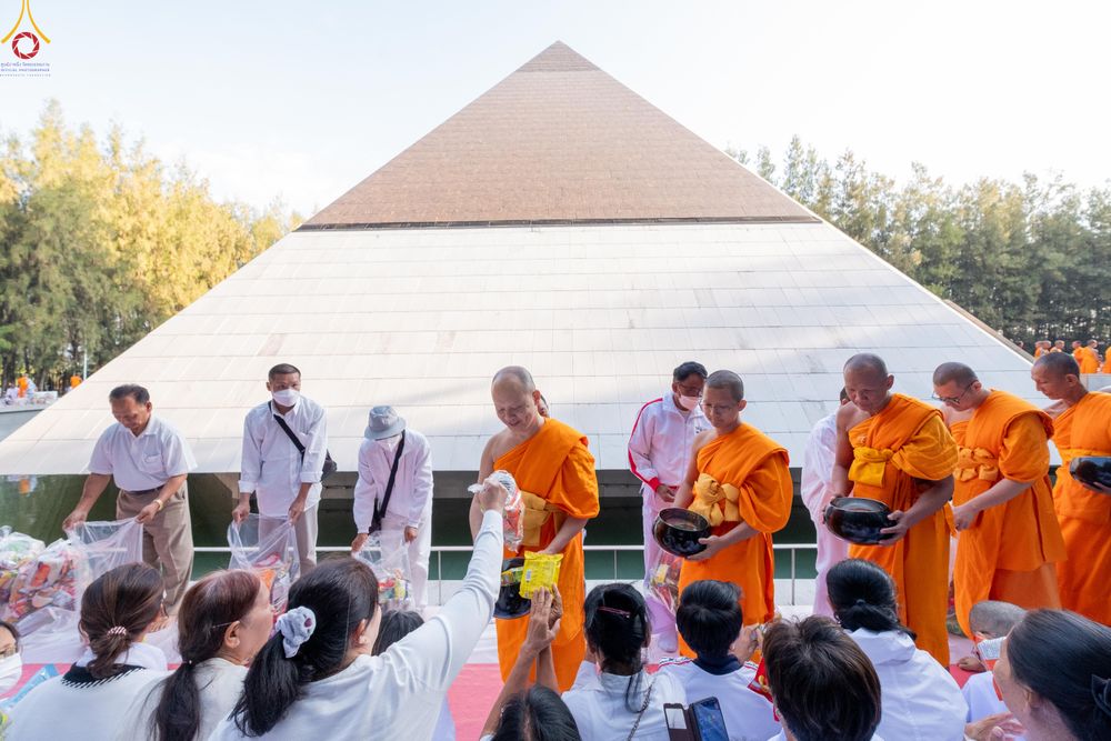 ภาพ No.289437:วันที่ 7 มกราคม พ.ศ. 2569 พิธีตักบาตรพระธรรมยาตรา ณ อนุสรณ์สถานลำดับที่ 1 สถานที่เกิดด้วยรูปกายเนื้อ อนุสรณ์สถานมหาวิหารพระมงคลเทพมุนี (โลตัสแลนด์) อ.สองพี่น้อง จ.สุพรรณบุรี ในโครงการธรรมยาตรา กตัญญูบูชา มหาปูชนียาจารย์ พระมงคลเทพมุนี(สด จนฺทสโร) พระผู้ป