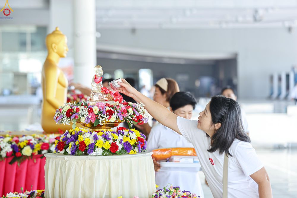 ภาพ No.322282:วันที่ 13 เมษายน พ.ศ.2569 สาธุชนสรงน้ำพระ เนื่องในวันสงกรานต์ ณ หอฉันคุณยายอาจารย์ วัดพระธรรมกาย