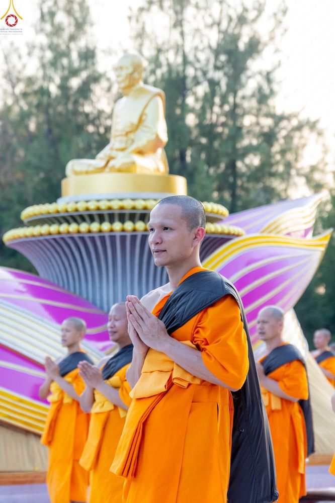 ภาพ No.281681:วันที่ 24 ธันวาคม พ.ศ.2568 พระธรรมยาตรา ปฏิบัติธรรม และถ่ายภาพหมู่ประวัติศาสตร์ ณ ลานหน้ามหาวิหารพระมงคลเทพมุนีฯ วัดพระธรรมกาย