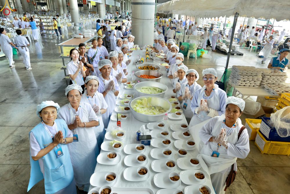 ภาพ No.323671:วันที่ 22 เมษายน พ.ศ.2569(วันคุ้มครองโลก) งานถวายมหาสังฆทาน 40,000 กว่าวัดทั่วประเทศ คณะสงฆ์ฉันภัตตาหารเพล