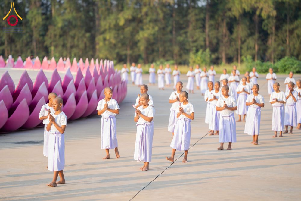 ภาพ No.318635:วันที่ 29 มีนาคม พ.ศ. 2569 พิธีเวียนประทักษิณ มอบผ้าไตร บรรพชาสามเณร  ณ ศูนย์อบรมเยาวชนกาญบุรี