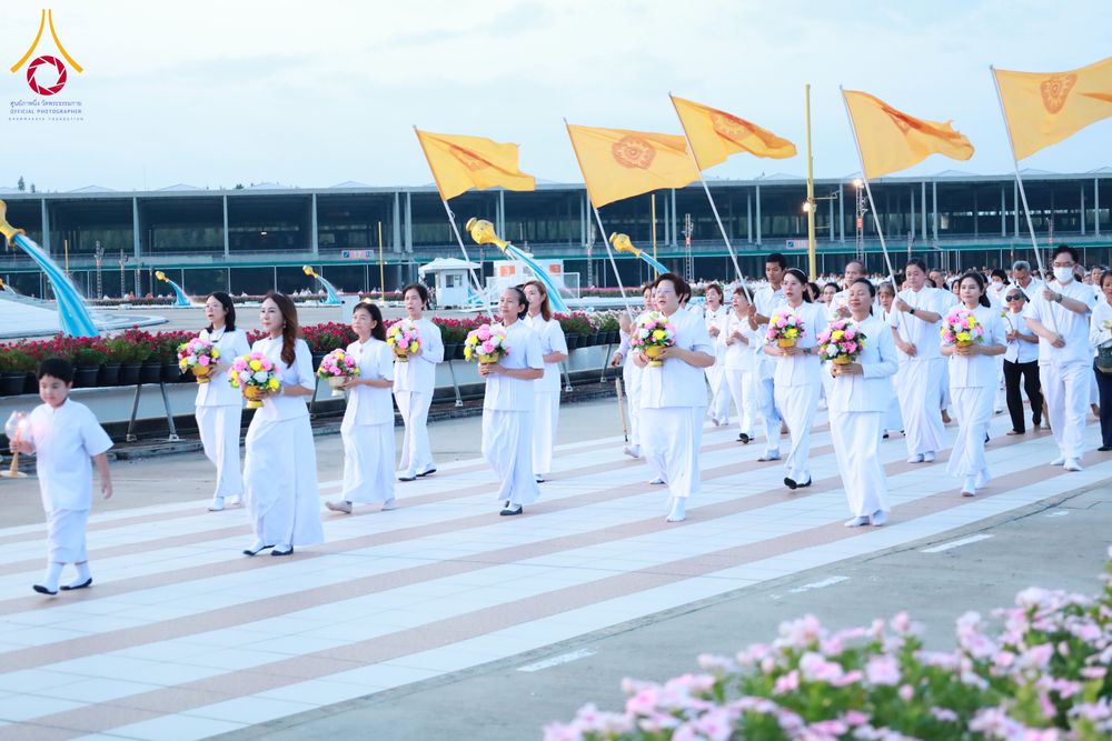 ภาพ No.286709:วันอาสาฬหบูชา วันพฤหัสบดีที่ 10 กรกฏาคม พ.ศ.2568  พิธีเวียนประทักษิณรอบพระมหาธรรมกายเจดีย์ , พิธีฉลองชัยสวดมนต์บทธัมมจักกัปปวัตตนสูตร ครบ 7,520,000,000 จบ ณ มหารัตนวิหารคด วัดพระธรรมกาย