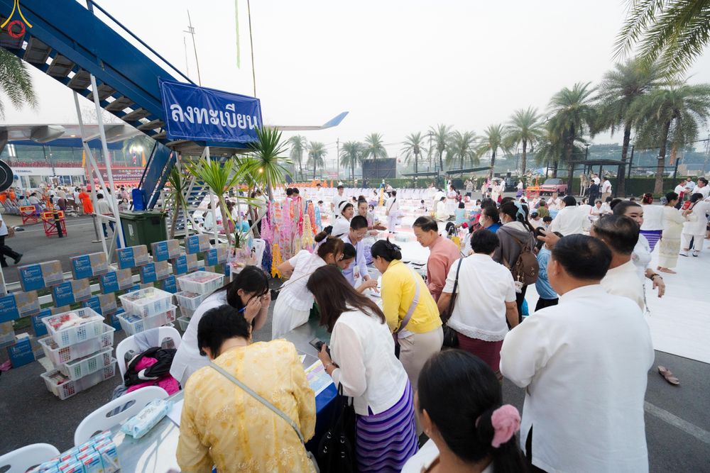 ภาพ No.321008:วันอาทิตย์ที่ ๑๒ เมษายน พ.ศ ๒๕๖๙ พิธีตักบาตรปี๋ใหม่เมืองพระภิกษุสงฆ์ ๓๓๙ รูป  อุทิศถวายพระราชกุศลสมเด็จพระนางสิริกิติ์  พระบรมราชินีนาถ พระบรมราชชนนีพันปีหลวง และฉลองเมืองแม่แตงครบรอบ ๑๑๙ ปี ณ ลานโรงแรมแอร์ไดมอนด์ อำเภอแม่แตง จังหวัดเชียงใหม่