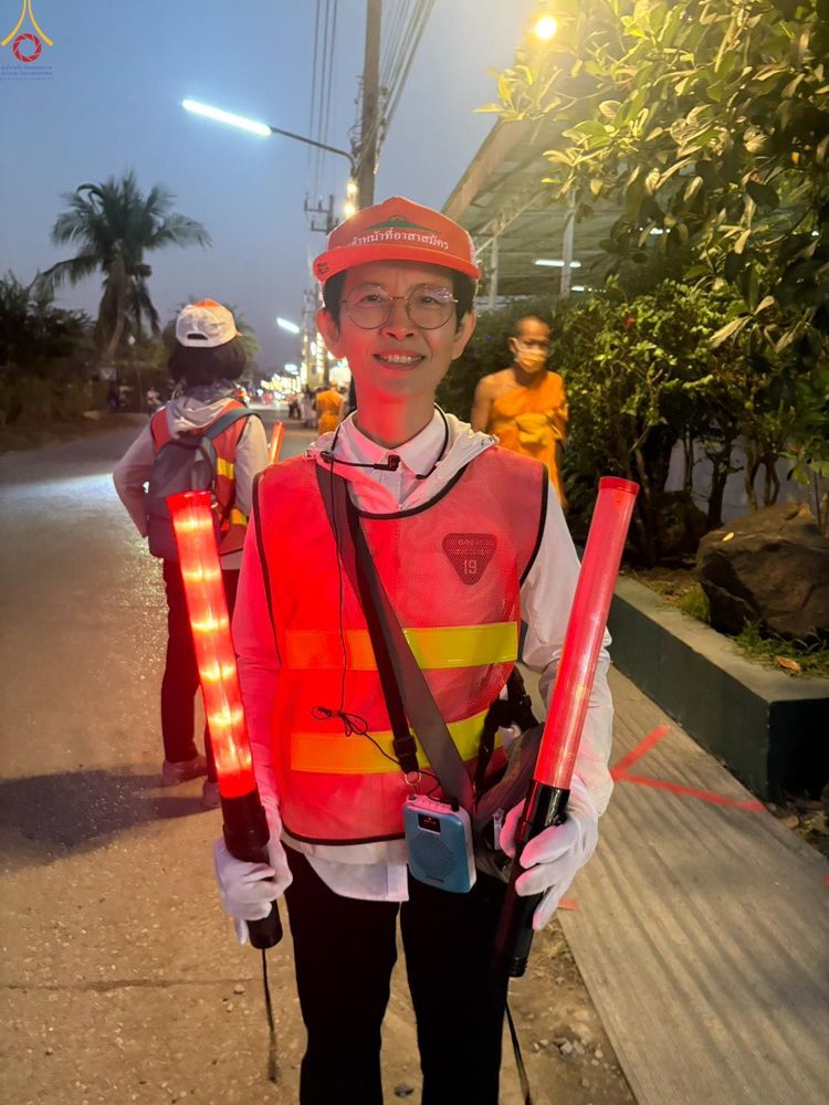 ภาพ No.300696:ภาพเบื้องหลังอาสาสมัครรวมใจ ชุดที่ 3 ในโครงการธรรมยาตรา กตัญญูบูชา มหาปูชนียาจารย์ พระมงคลเทพมุนี(สด จนฺทสโร) พระผู้ปราบมาร อนุสรณ์สถาน 7 แห่ง ปีที่ 14