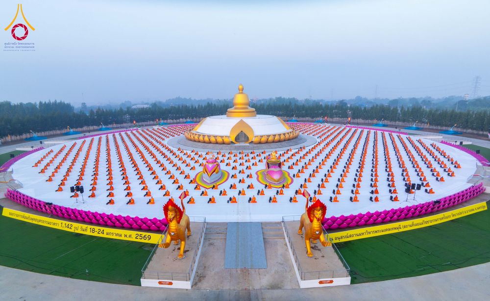 ภาพ No.299783:วันที่ 19 มกราคม พ.ศ.2569 พระธรรมยาตราปฏิบัติธรรมและถ่ายภาพหมู่ประวัติศาสตร์ ณ อนุสรณ์สถานลำดับที่ 5 สถานที่เผยแผ่วิชชาธรรมกายครั้งแรก  อนุสรณ์สถานบางปลาวัดบางปลา อ.บางเลน จ.นครปฐม ในโครงการธรรมยาตรา กตัญญูบูชา มหาปูชนียาจารย์ พระมงคลเทพมุนี(สด จนฺทสโร) 