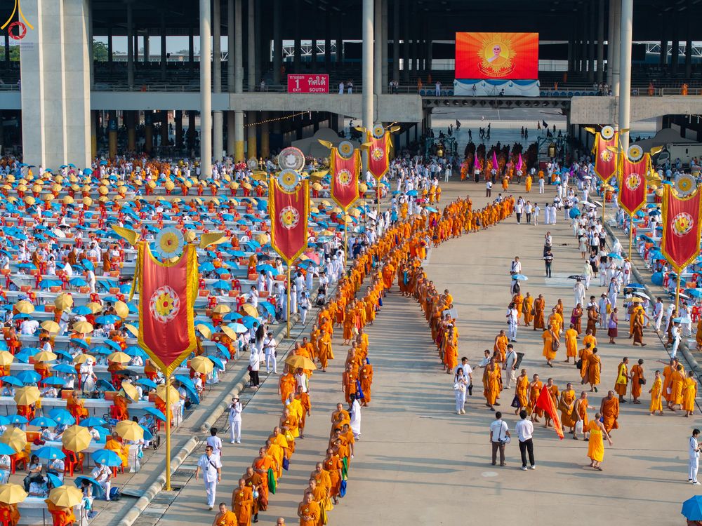 ภาพ No.324443:วันที่ 22 เมษายน พ.ศ.2569 (วันคุ้มครองโลก) งานถวายมหาสังฆทาน 40,000 กว่าวัดทั่วประเทศ บรรยากาศพระสังฆาธิการและสาธุชน  เดินทางเข้าลานธรรม วัดพระธรรมกาย