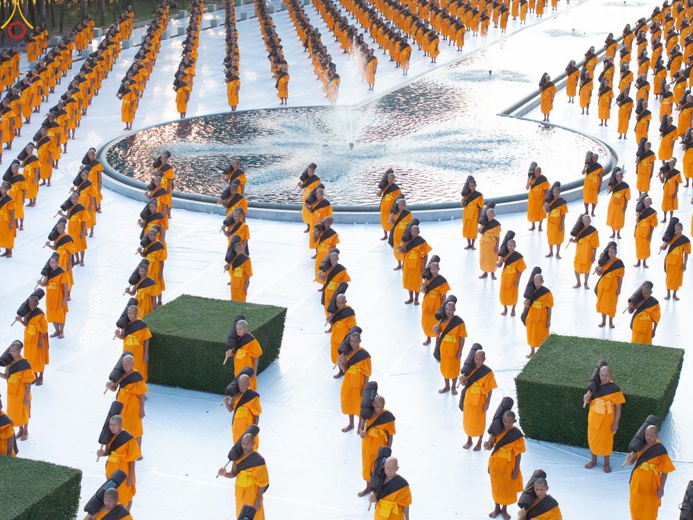 ภาพ No.281640:วันที่ 24 ธันวาคม พ.ศ.2568 พระธรรมยาตรา ปฏิบัติธรรม และถ่ายภาพหมู่ประวัติศาสตร์ ณ ลานหน้ามหาวิหารพระมงคลเทพมุนีฯ วัดพระธรรมกาย