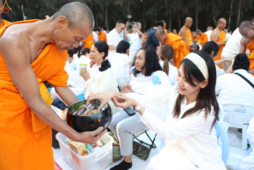 ภาพ No.289397:วันที่ 7 มกราคม พ.ศ. 2569 พิธีตักบาตรพระธรรมยาตรา ณ อนุสรณ์สถานลำดับที่ 1 สถานที่เกิดด้วยรูปกายเนื้อ อนุสรณ์สถานมหาวิหารพระมงคลเทพมุนี (โลตัสแลนด์) อ.สองพี่น้อง จ.สุพรรณบุรี ในโครงการธรรมยาตรา กตัญญูบูชา มหาปูชนียาจารย์ พระมงคลเทพมุนี(สด จนฺทสโร) พระผู้ป