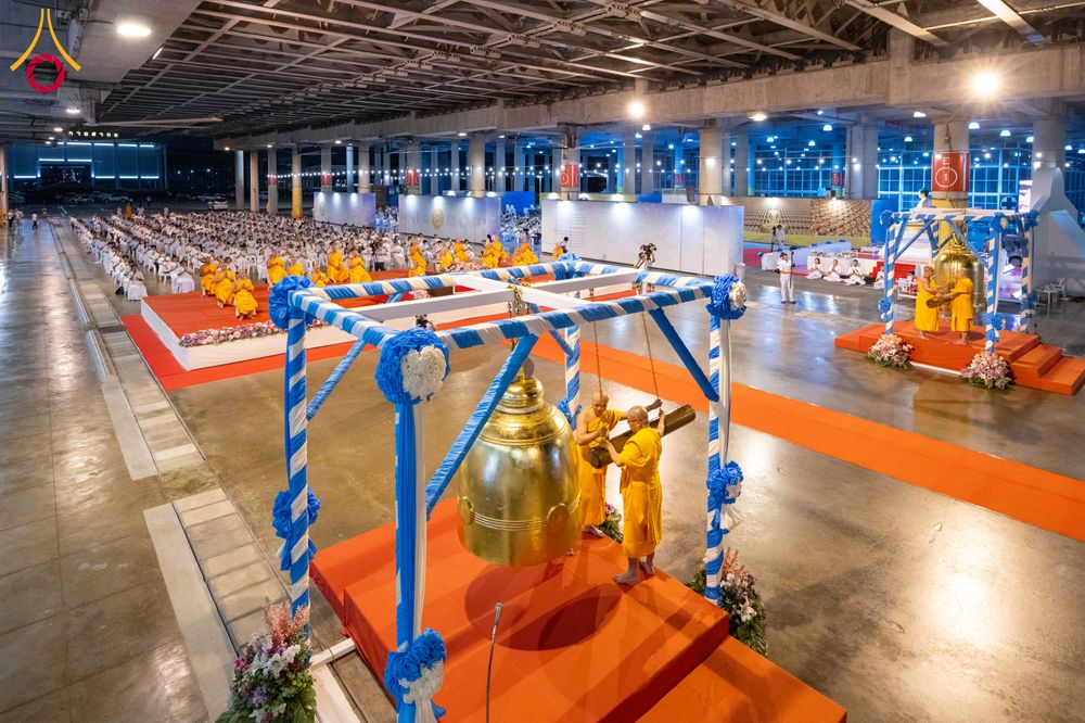 ภาพ No.286751:วันอาสาฬหบูชา วันพฤหัสบดีที่ 10 กรกฏาคม พ.ศ.2568  พิธีเวียนประทักษิณรอบพระมหาธรรมกายเจดีย์ , พิธีฉลองชัยสวดมนต์บทธัมมจักกัปปวัตตนสูตร ครบ 7,520,000,000 จบ ณ มหารัตนวิหารคด วัดพระธรรมกาย