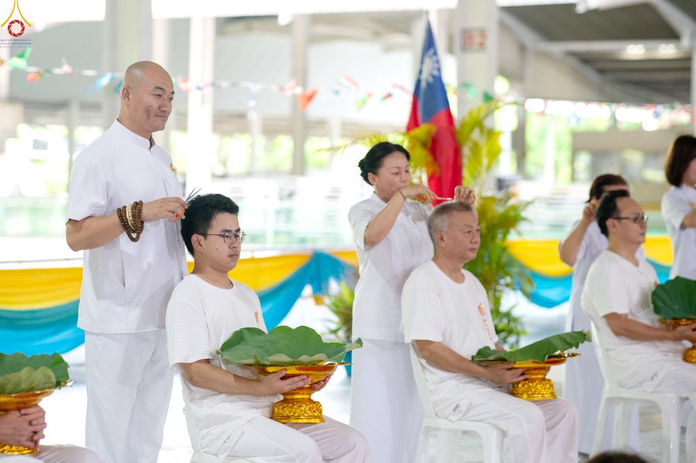 ภาพ No.338280:วันอาทิตย์ที่ 5 กรกฎาคม พศ.2569 พิธีตัดปอยผมธรรมทายาทนานาชาติ IDOP รุ่นที่ 21 จากประเทศจีน มาเลเซีย สิงคโปร์ และไต้หวัน ณ โถงช้าง วัดพระธรรมกาย