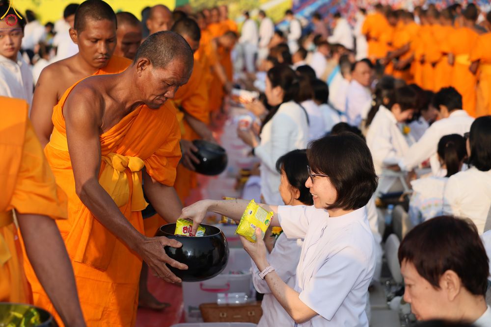 ภาพ No.294511:วันที่ 14 มกราคม พ.ศ. 2569 พิธีตักบาตรพระธรรมยาตรา ณ วัดสองพี่น้อง ต.ต้นตาล อ.สองพี่น้อง จ.สุพรรณบุรี ในโครงการธรรมยาตรา กตัญญูบูชา มหาปูชนียาจารย์ พระมงคลเทพมุนี(สด จนฺทสโร) พระผู้ปราบมาร อนุสรณ์สถาน 7 แห่ง ปีที่ 14