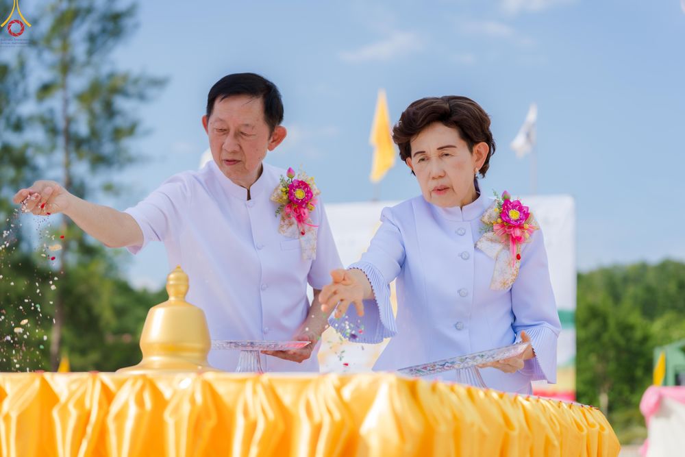 ภาพ No.331681:วันพุธที่ ๓ มิถุนายน พ.ศ.๒๕๖๙ พิธีทอดผ้าป่า ปฏิบัติธรรมกลั่นแผ่นดิน พิธีโปรยรัตนชาติ  และ พิธีตอกเสาเข็ม มงคลต้นแรก สถาปนา "องค์พระเจดีย์เพื่อสร้างสันติภาพโลก"  องค์แรก ครั้งแรกของลำปาง ประตูสู่ภาคเหนือ  ณ ศูนย์ปฏิบัติธรรมเถินเทิดธรรม อ.เถิน จ.ลำปาง