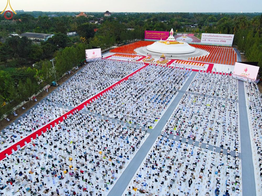ภาพ No.70179:พิธีจุดประทีปถวายเป็นพุทธบูชา และบูชาธรรมมหาปูชนียาจารย์ ในโครงการธรรมยาตรากตัญญูบูชา มหาปูชนียาจารย์ พระมงคลเทพมุนี(สด จนฺทสโร) พระผู้ปราบมาร ปีที่ 11 ณ อนุสรณ์สถานลำดับที่ 2 สถานที่ตั้งมโนปณิธานบวชตลอดชีวิต อนุสรณ์สถานคลองบางนางแท่น อ.สามพราน จ.นครปฐม 