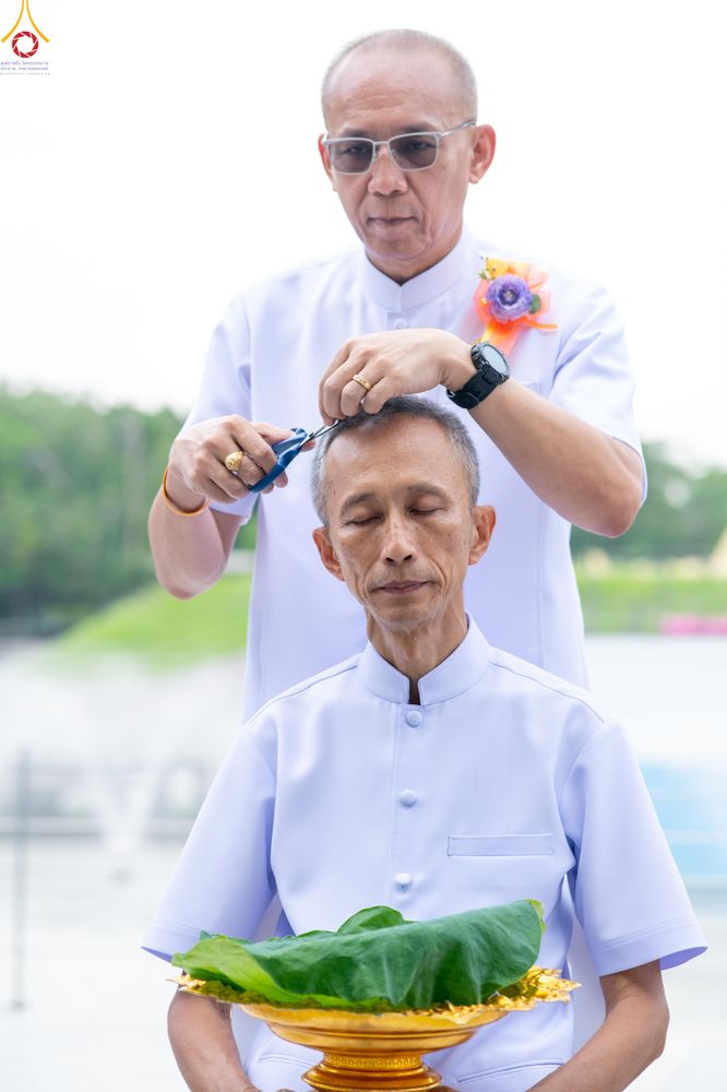 ภาพ No.330164:วันที่ 30 พฤษภาคม พ.ศ.2569 พิธีตัดปอยผมและปลงผม อุบาสกอุปสมบทอุทิศชีวิต 11 ท่าน ณ โบสถ์พระไตรปิฎก วัดพระธรรมกาย จังหวัดปทุมธานี