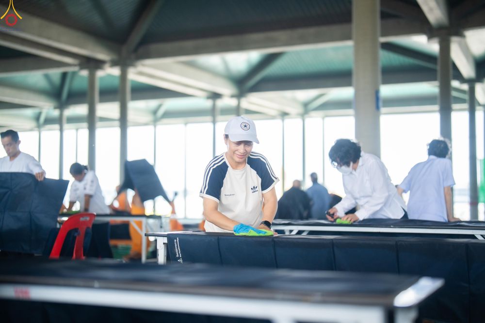 ภาพ No.322384:วันที่ 16 เมษายน พ.ศ.2569 การจัดเตรียมเบาะรองนอน เช็ดทำความสะอาด  เพื่องานถวายมหาสังฆทาน 40,000 กว่าวัดทั่วประเทศ วันคุ้มครองโลก 22 เมษายน พ.ศ.2569 วัดพระธรรมกาย