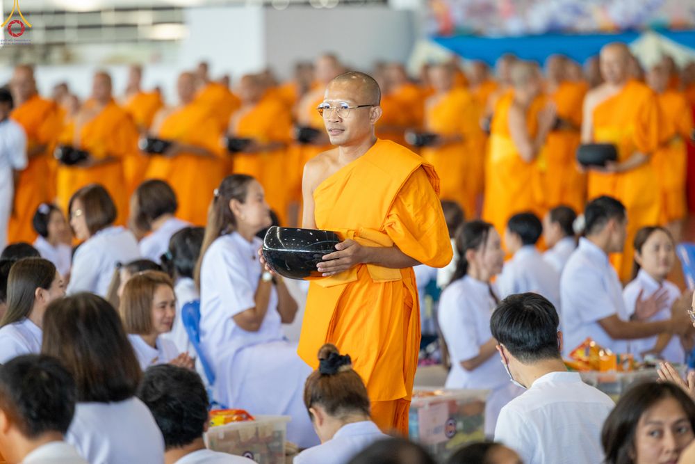 ภาพ No.327920:วันที่ 3 พฤษภาคม พ.ศ.2569 พิธีตักบาตร ข้าวสารอาหารแห้ง ณ บ้านแก้วเรือนทองคุณยายอาจารย์ฯ วัดพระธรรมกาย