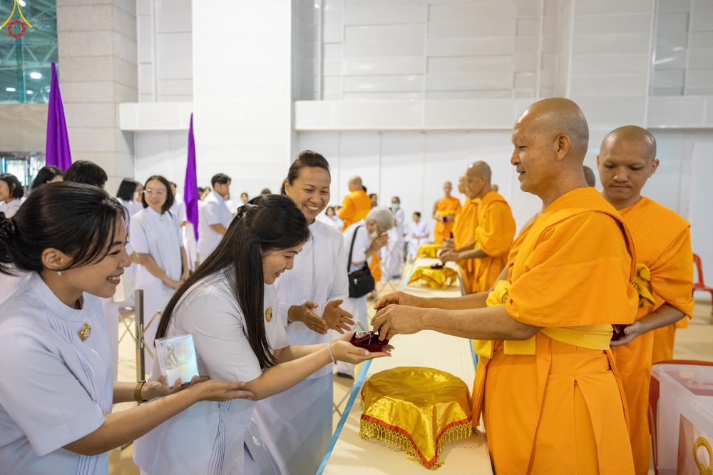 ภาพ No.311668:วันอาทิตย์ต้นเดือนที่ 1 มีนาคม พ.ศ.2569 สัมมนาพิเศษ พิธีมอบรูปหล่อโลหะหลวงปู่วัดปากน้ำ พระมงคลเทพมุนี พิธีมุทิตาสักการะในโอกาสพระครูปลัดรัตนวีรวัฒน์(รังสฤษดิ์ อิทธิจินฺตโก) เจ้าอาวาสวัดพระธรรมกาย  ดำรงตำแหน่งเป็น “ที่ปรึกษาเจ้าคณะจังหวัดปทุมธานี”  ณ ห้อง