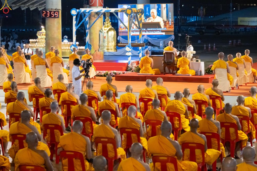 ภาพ No.280392:วันที่ 31 ธันวาคม พ.ศ.2568 -วันที่ 1 มกราคม พ.ศ.2569 พิธีฉลองชัยสวดมนต์บทธัมมจักกับปปวัตนสูตร ครบ 8,000,000,000 จบ , พิธีสวดมนต์ข้ามปี ณ วัดพระธรรมกาย