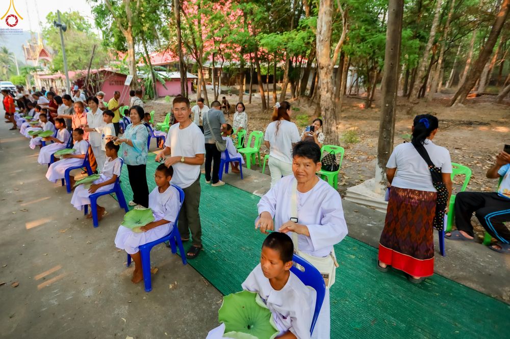 ภาพ No.317946:วันพฤหัสบดีที่ 2 เมษายน พ.ศ.2569 พิธีปลงผม , พิธีขอขมามอบบาตรและผ้าไตร , พิธีบรรพชาสามเณร จำนวน 28 รูป   ณ วัดโซกเป็ดอภิญญาโณ ต.เมืองเก่า อ.เมือง จ.สุโขทัย